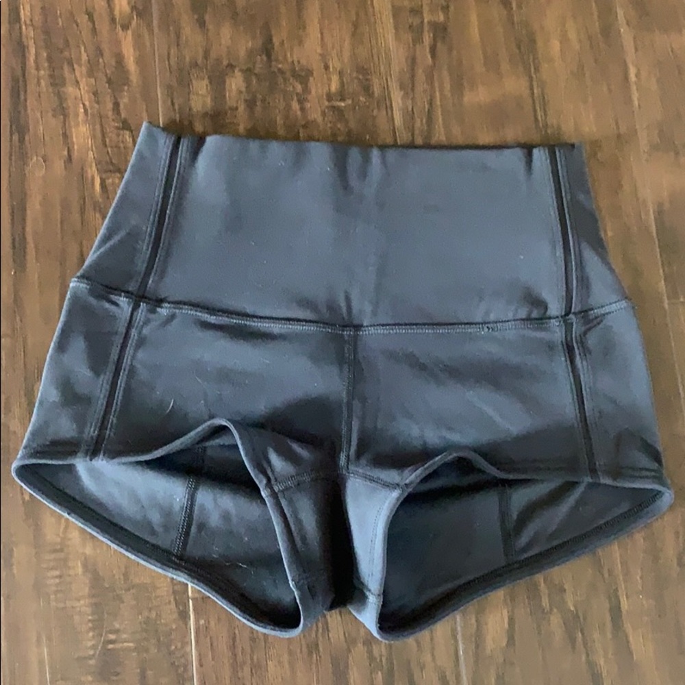 Lululemon wunder under 2” shorts